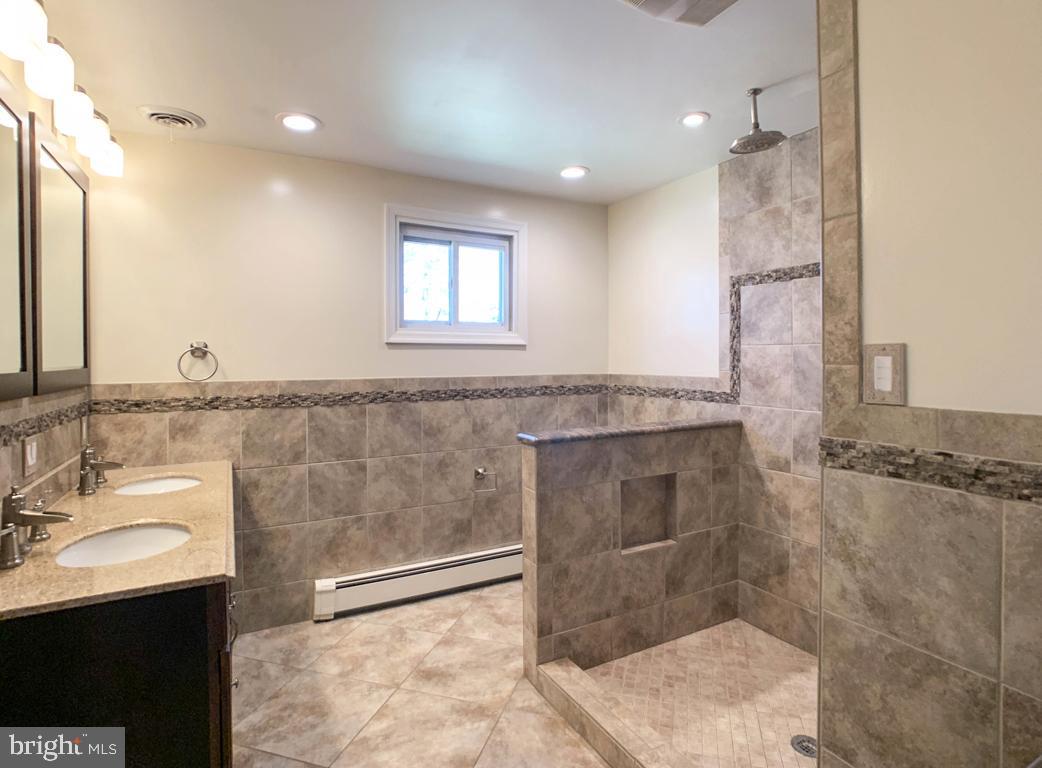 302 Brae Bourn Road Huntingdon Valley, PA 19006 - Photo 27 of 63 Master Bathroom
