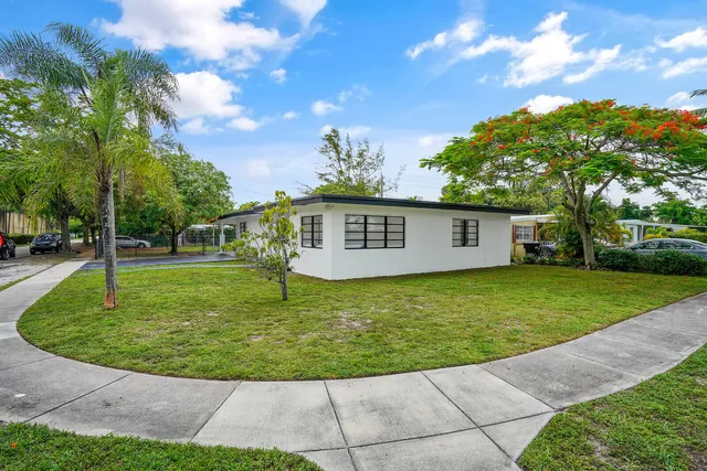 a view of a house with a backyard