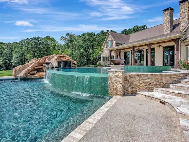 $3,490,000 | 1811 Caspers Cove Road, Lufkin, TX 75904