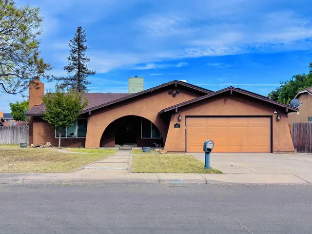 a view of a house with a yard and garage