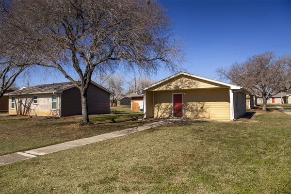 a view of a house with a yard