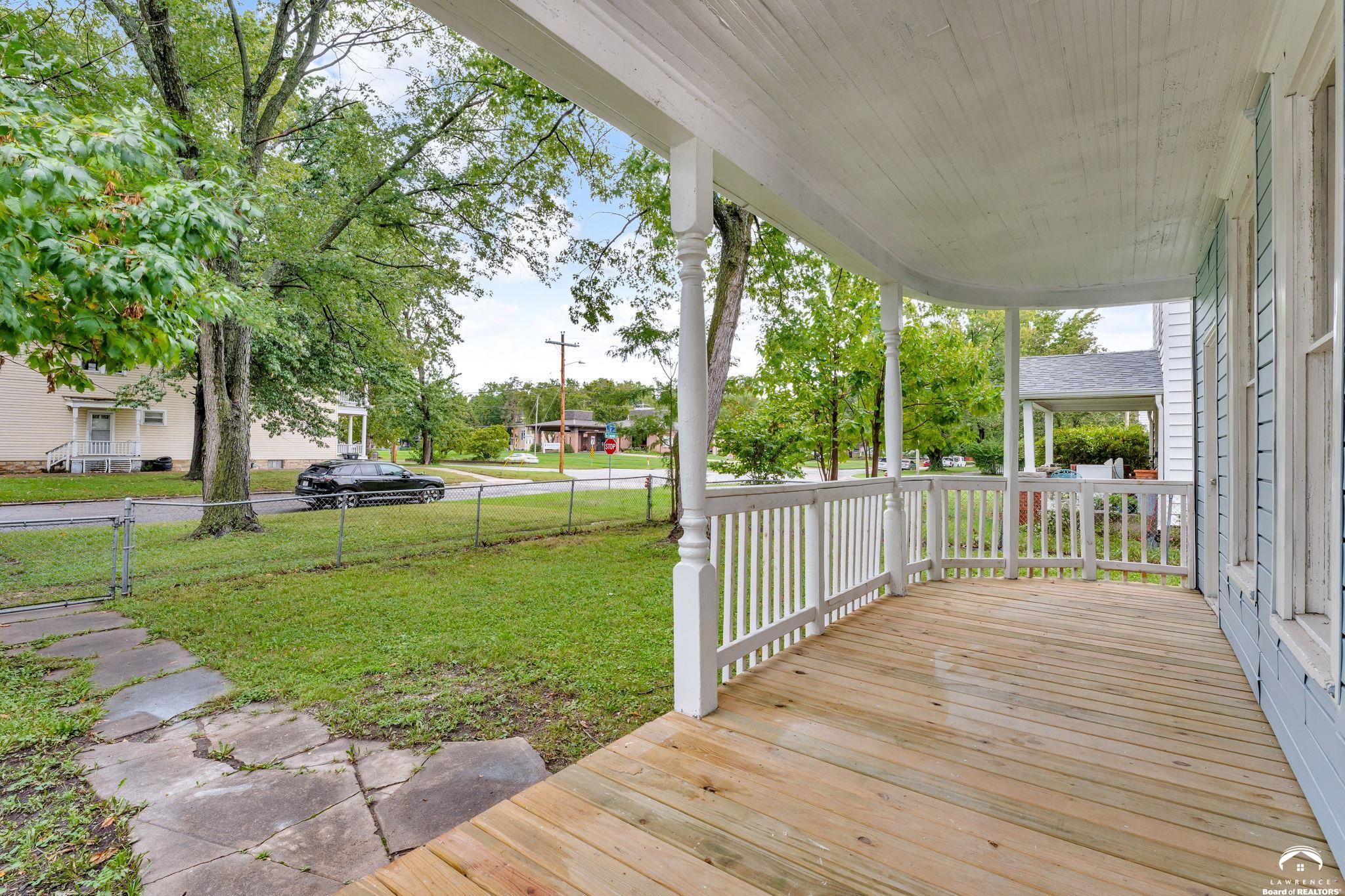 731 Southwest Lincoln Street Topeka, KS 66606 - Photo 3 of 32