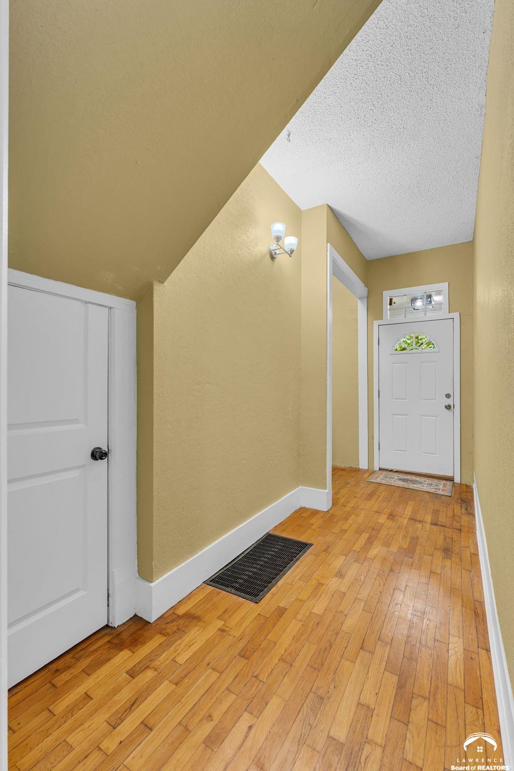 731 Southwest Lincoln Street Topeka, KS 66606 - Photo 5 of 32