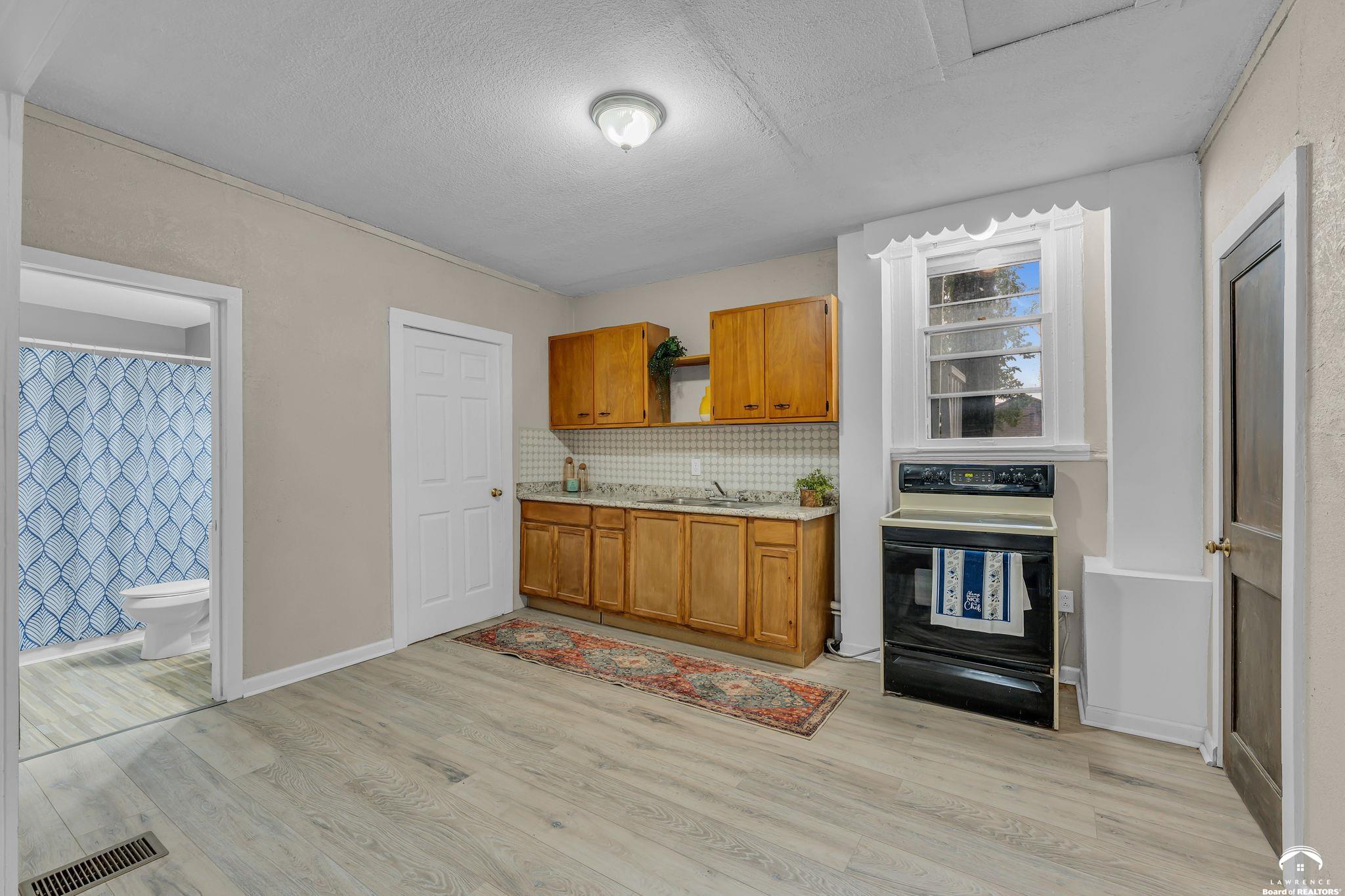 731 Southwest Lincoln Street Topeka, KS 66606 - Photo 8 of 32