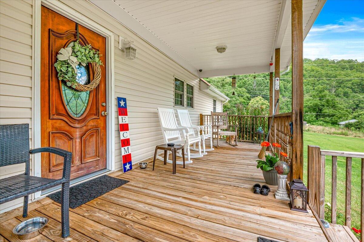 60 R J Wagers Road Manchester, KY 40962 - Photo 4 of 50 04-Front Porch