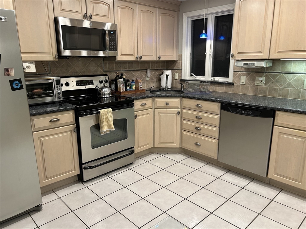 25 Emily Road Framingham, MA 01701 - Photo 3 of 28 Gallery Image 3