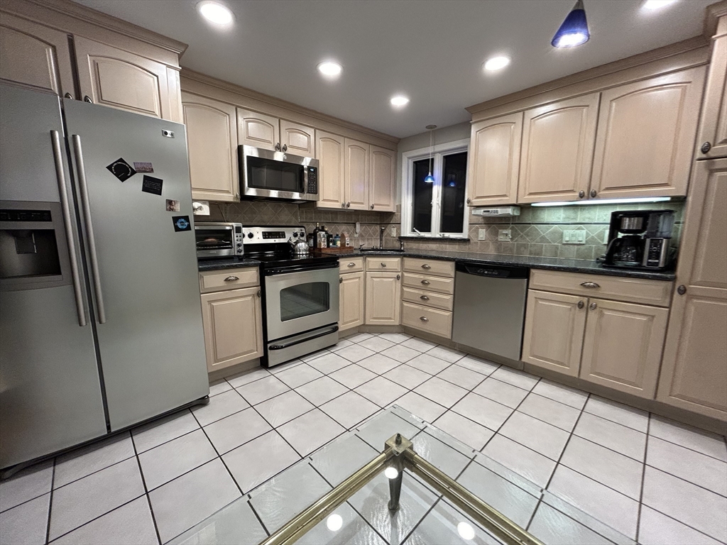25 Emily Road Framingham, MA 01701 - Photo 4 of 28 Gallery Image 4