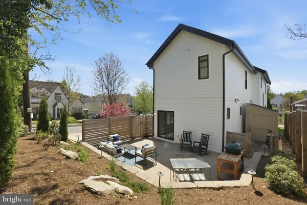 a view of backyard of the house