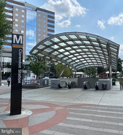 a view of a parking area