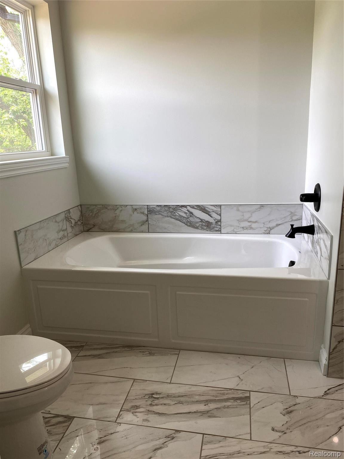 17310 Wayne Road Livonia, MI 48152 - Photo 24 of 47 24 masterbath.jpg