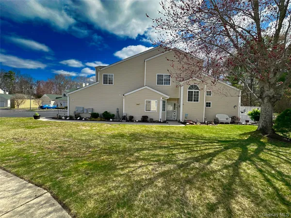 $599,000 | 142 Farm House Court, Manorville, NY 11949