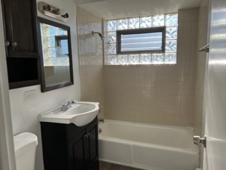 6625 Pershing Road, Unit 3 Stickney, IL 60402 - Photo 5 of 13 a bathroom with a sink and a bathtub