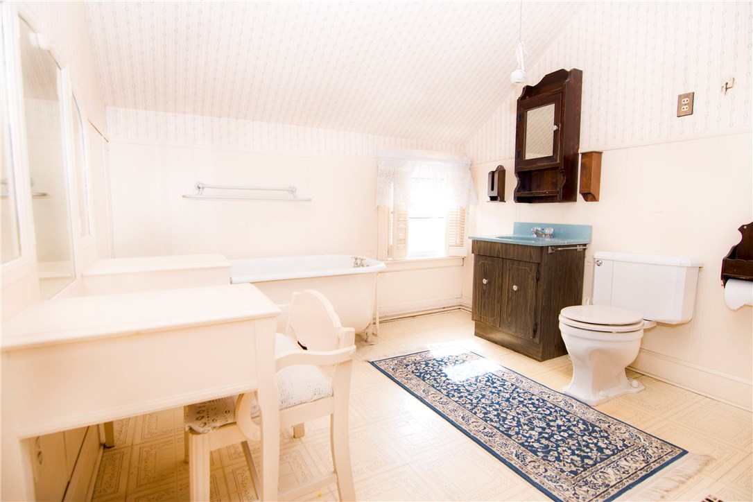 5 Beckside Road North Providence, RI 02911 - Photo 20 of 32 Large upstairs bathroom with clawfoot tub.
