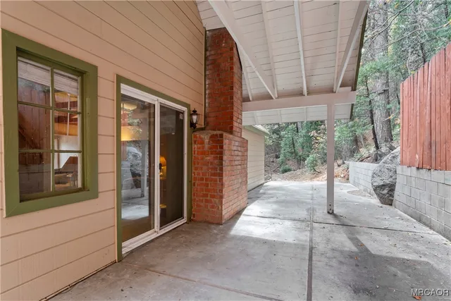 a view of a entrance gate of the house