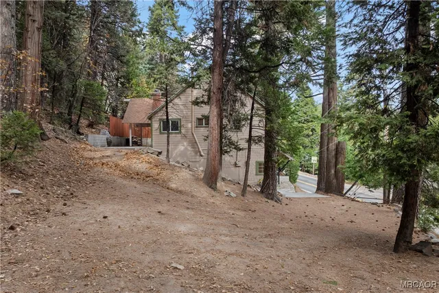 a view of a yard with a tree