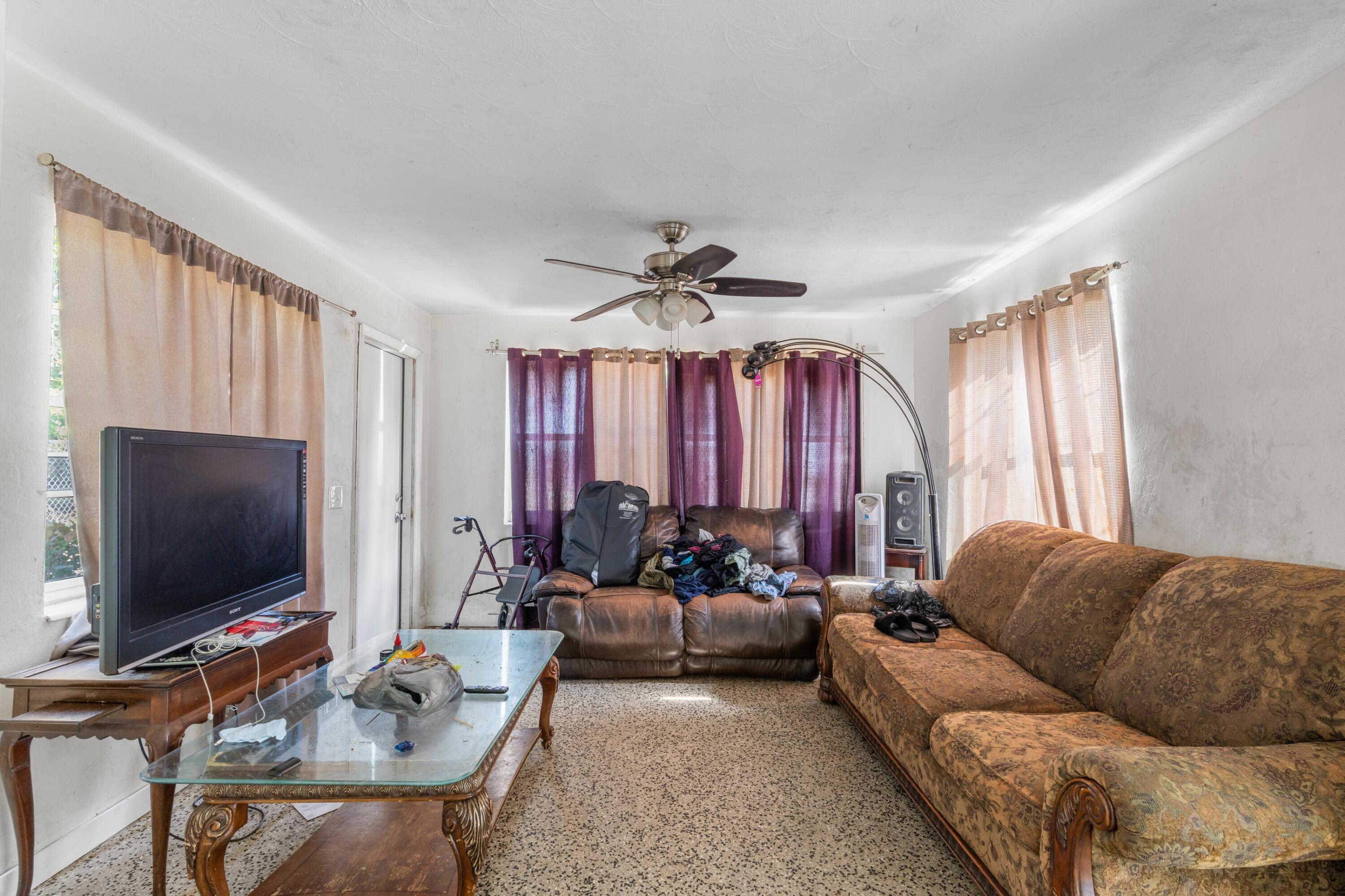 129 Southwest 6th Avenue Delray Beach, FL 33444 - Photo 4 of 33 Living Room