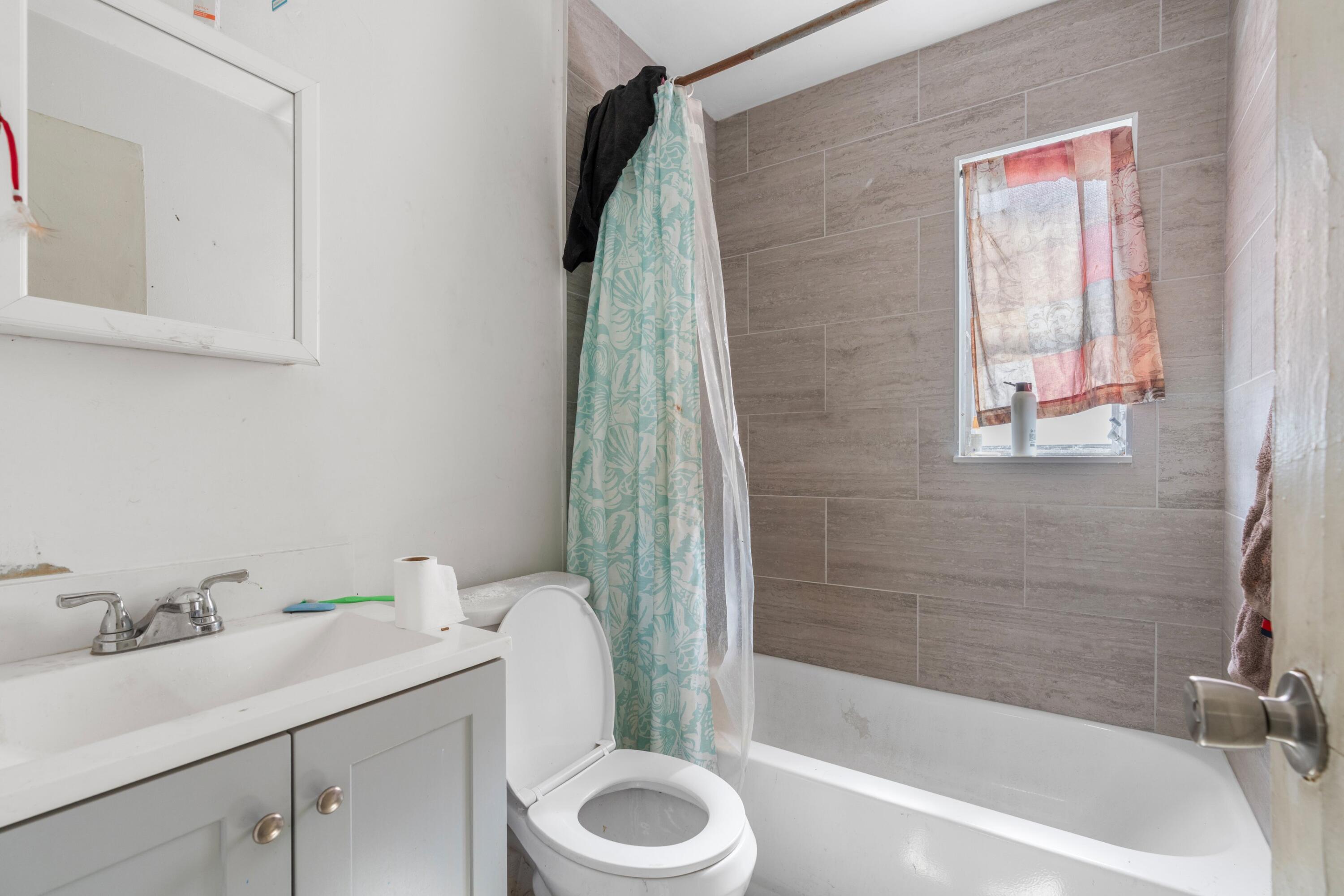 129 Southwest 6th Avenue Delray Beach, FL 33444 - Photo 10 of 33 Bathroom