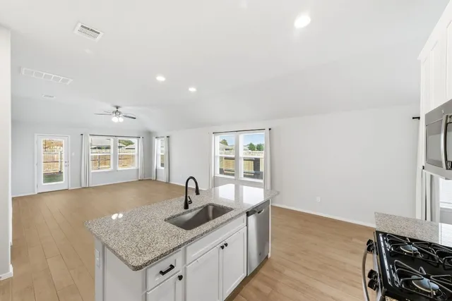 $1,900 | 104 Crooked Trail, Bastrop, TX 78602