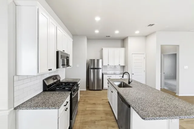 $1,900 | 104 Crooked Trail, Bastrop, TX 78602