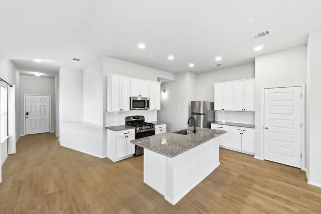 $1,900 | 104 Crooked Trail, Bastrop, TX 78602