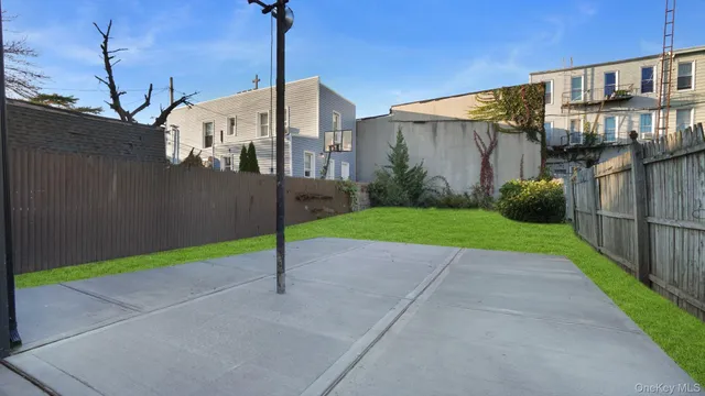 a view of a back yard