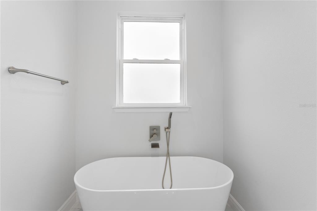197 Valencia Ridge Drive Auburndale, FL 33823 - Photo 12 of 19 a white bath tub sitting next to a window