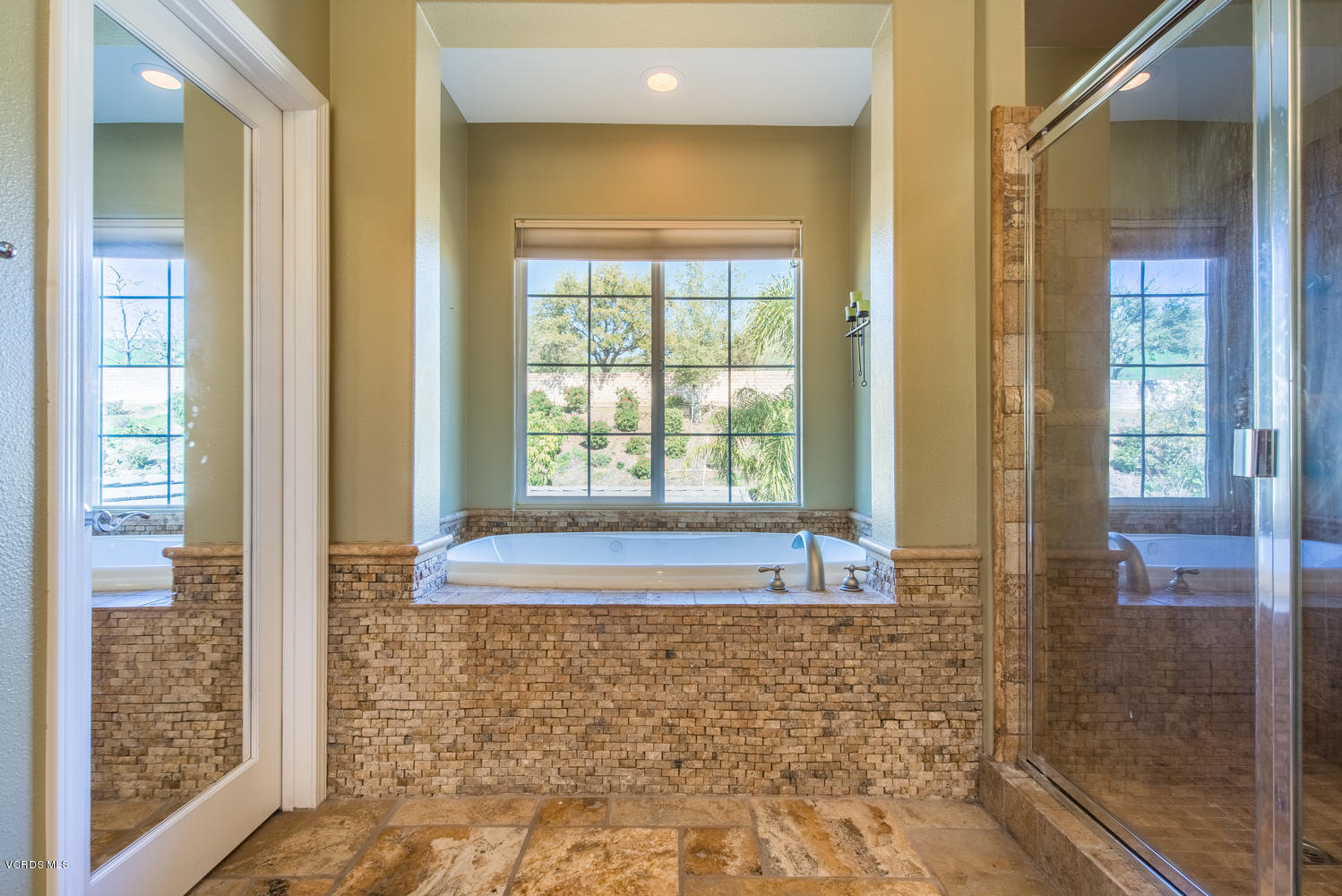 3708 Red Hawk Court Simi Valley, CA 93063 - Photo 16 of 27 Master Jetted Tub