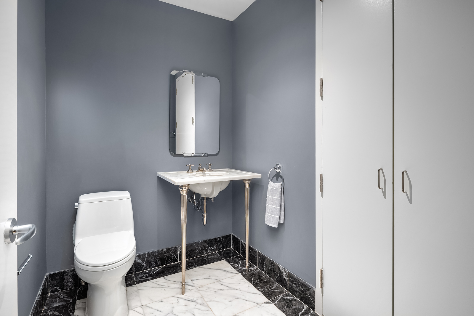 181 East 90th Street, Unit 4A Manhattan, NY 10128 - Photo 9 of 10 a bathroom with a toilet a sink and mirror