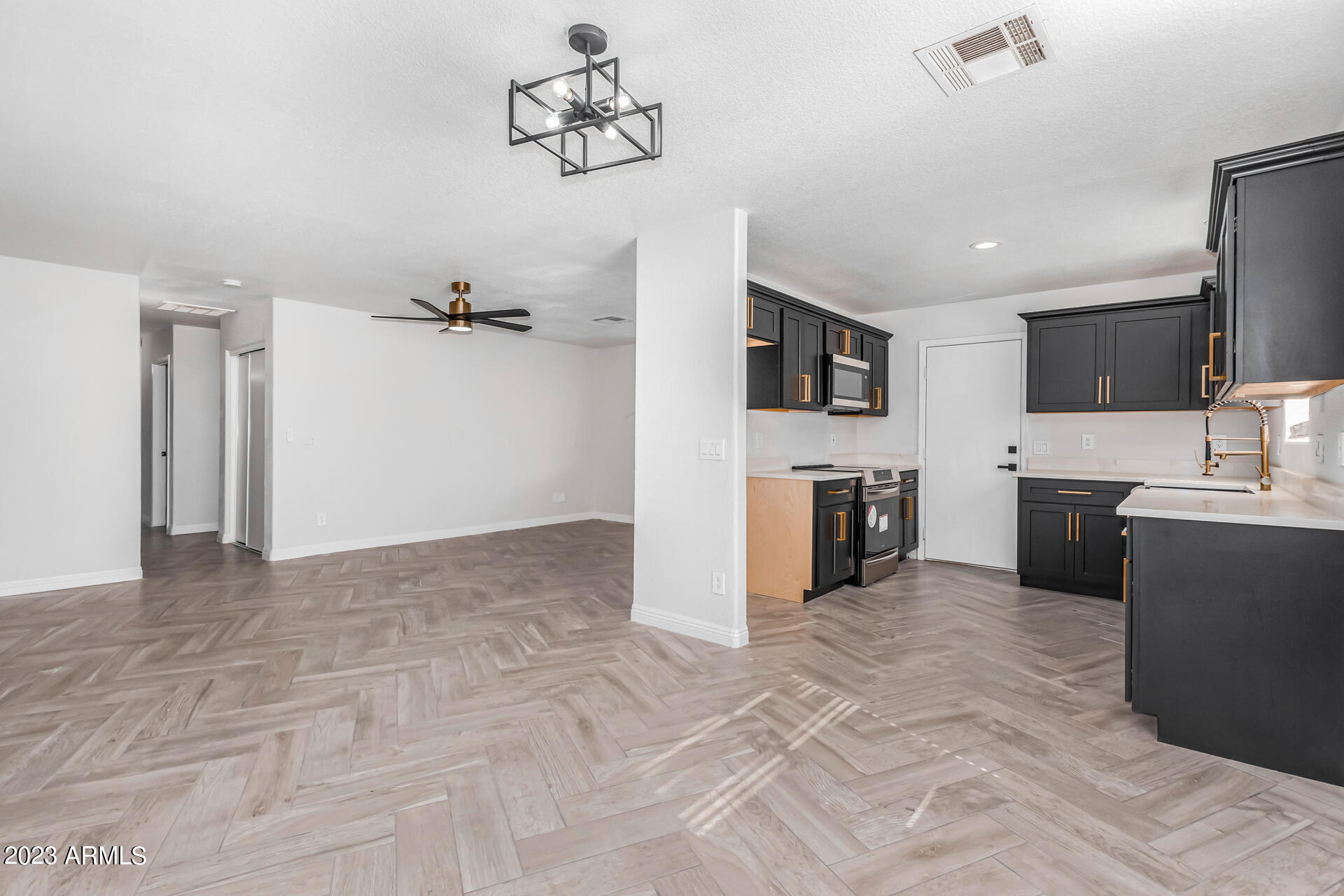 2127 West Roeser Road Phoenix, AZ 85041 - Photo 10 of 27 10 - Roeser 2127