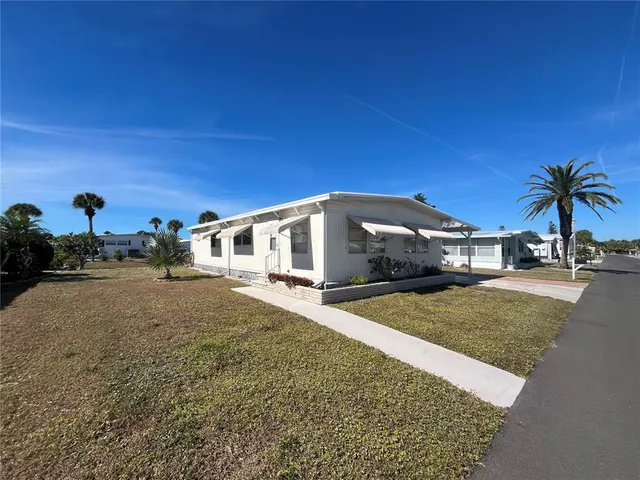 a view of a house with backyard