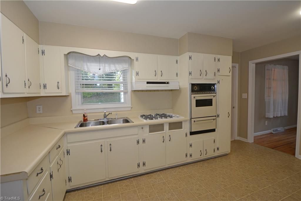 1617 Larkin Street High Point, NC 27262 - Photo 10 of 29 Kitchen