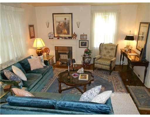 514 Bigham Road Pittsburgh, PA 15211 - Photo 3 of 10 Living Room.