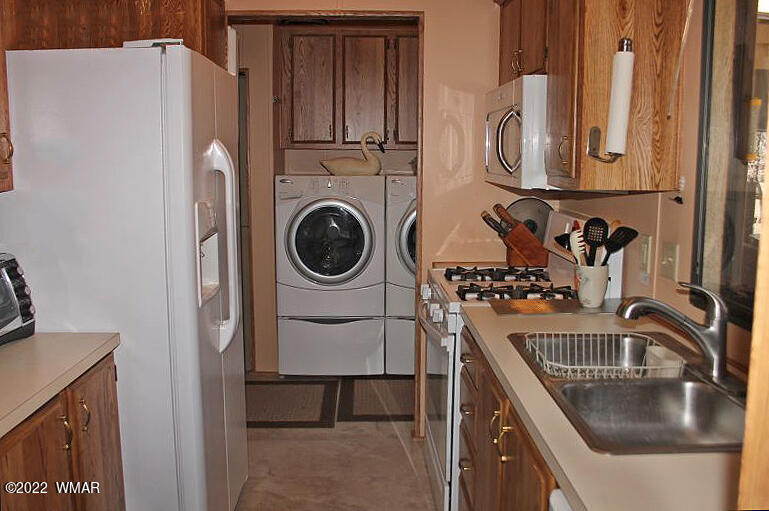 4260 West Blue Ridge Loop Pinetop, AZ 85935 - Photo 15 of 32 a utility room with dryer and washer