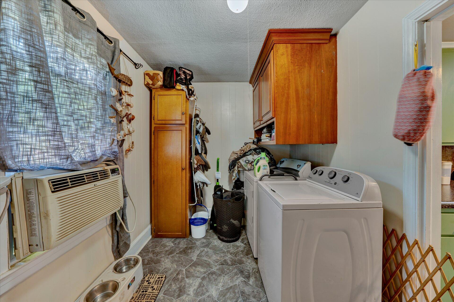 1344 Skyview Road Salem, VA 24153 - Photo 13 of 23 a utility room with dryer and washer