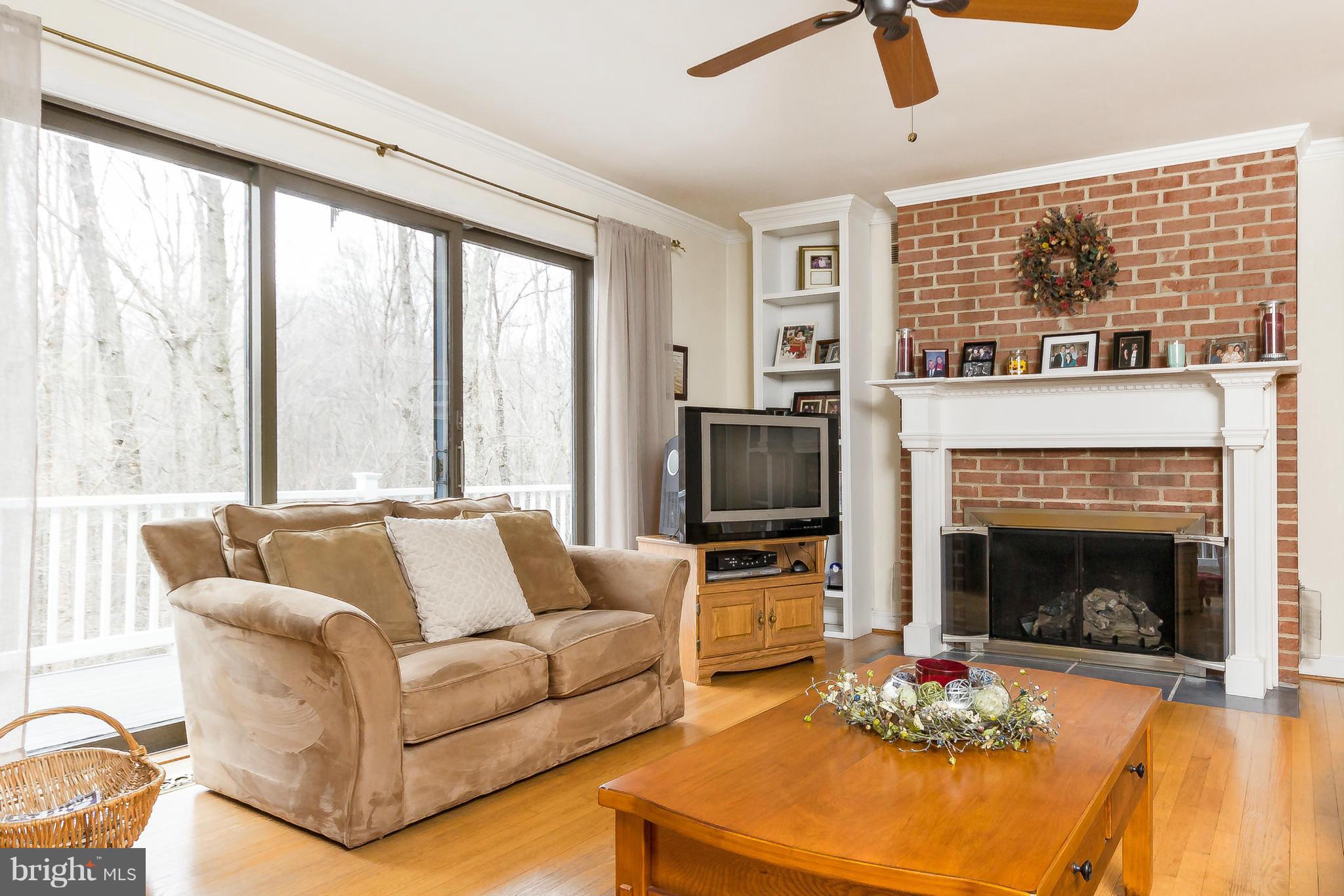 24304 Hanson Road Gaithersburg, MD 20882 - Photo 3 of 17 Living Room