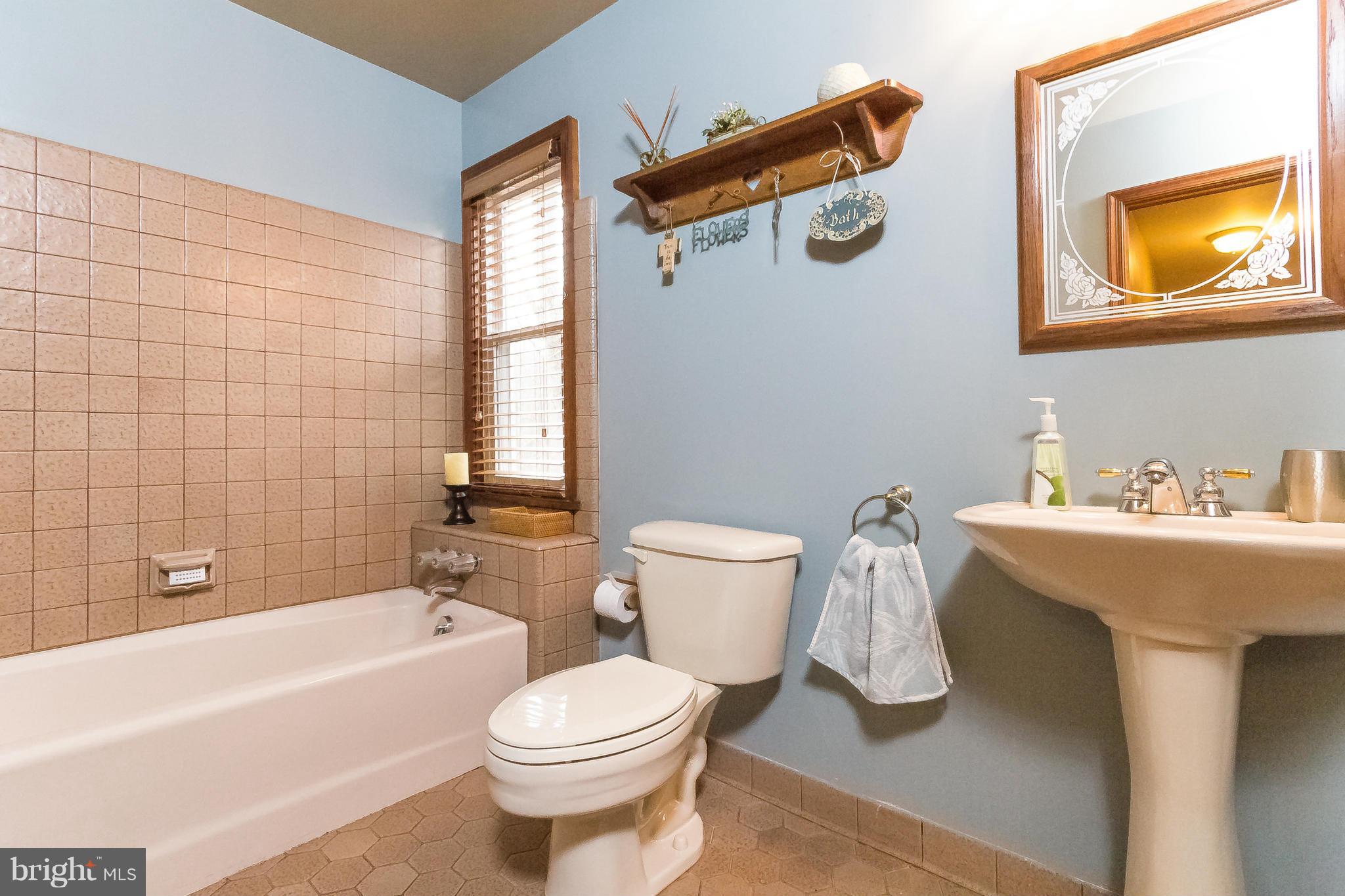 24304 Hanson Road Gaithersburg, MD 20882 - Photo 10 of 17 Bath