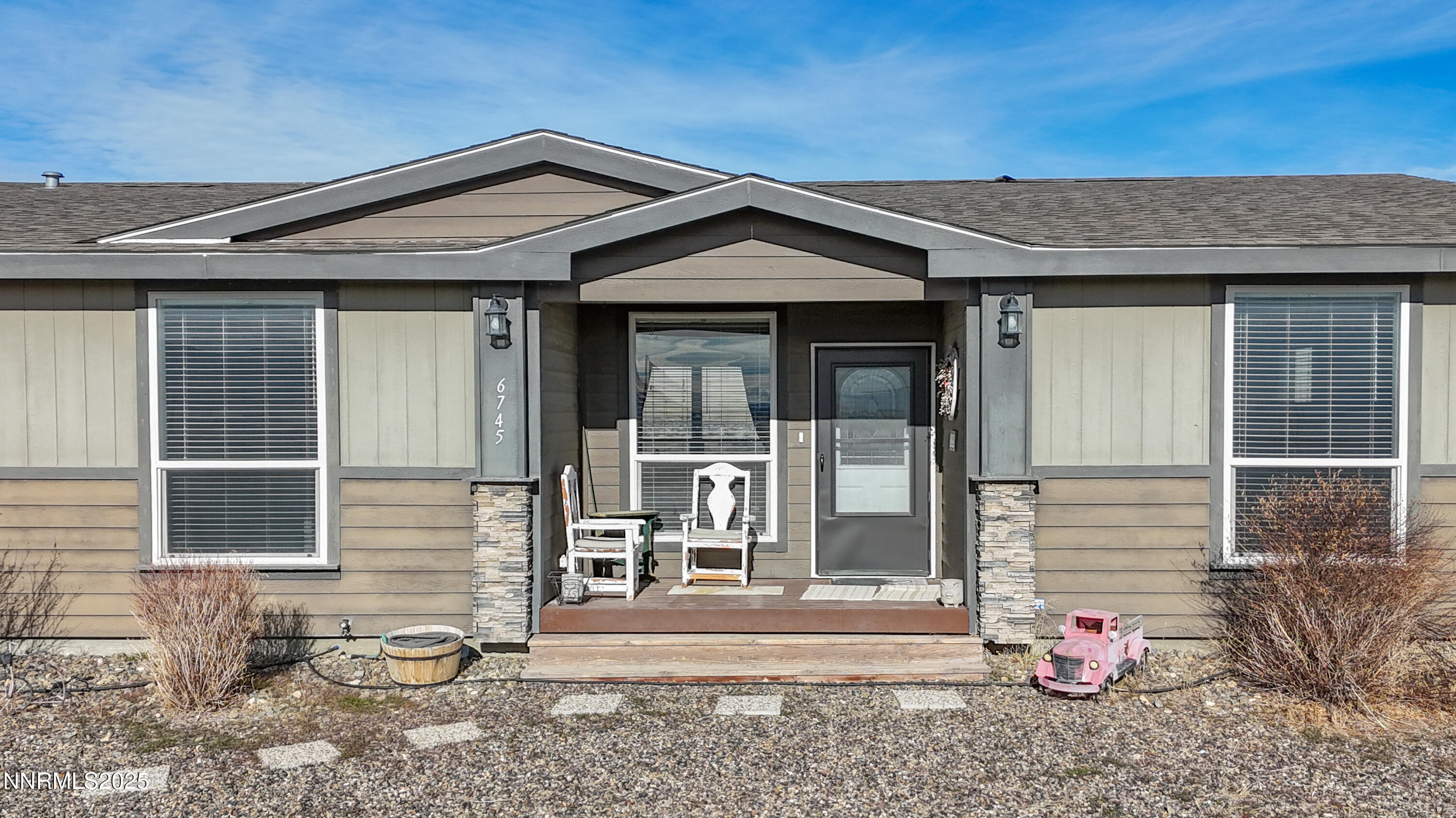 6745 Country Road Winnemucca, NV 89445 - Photo 4 of 50 a front view of a house