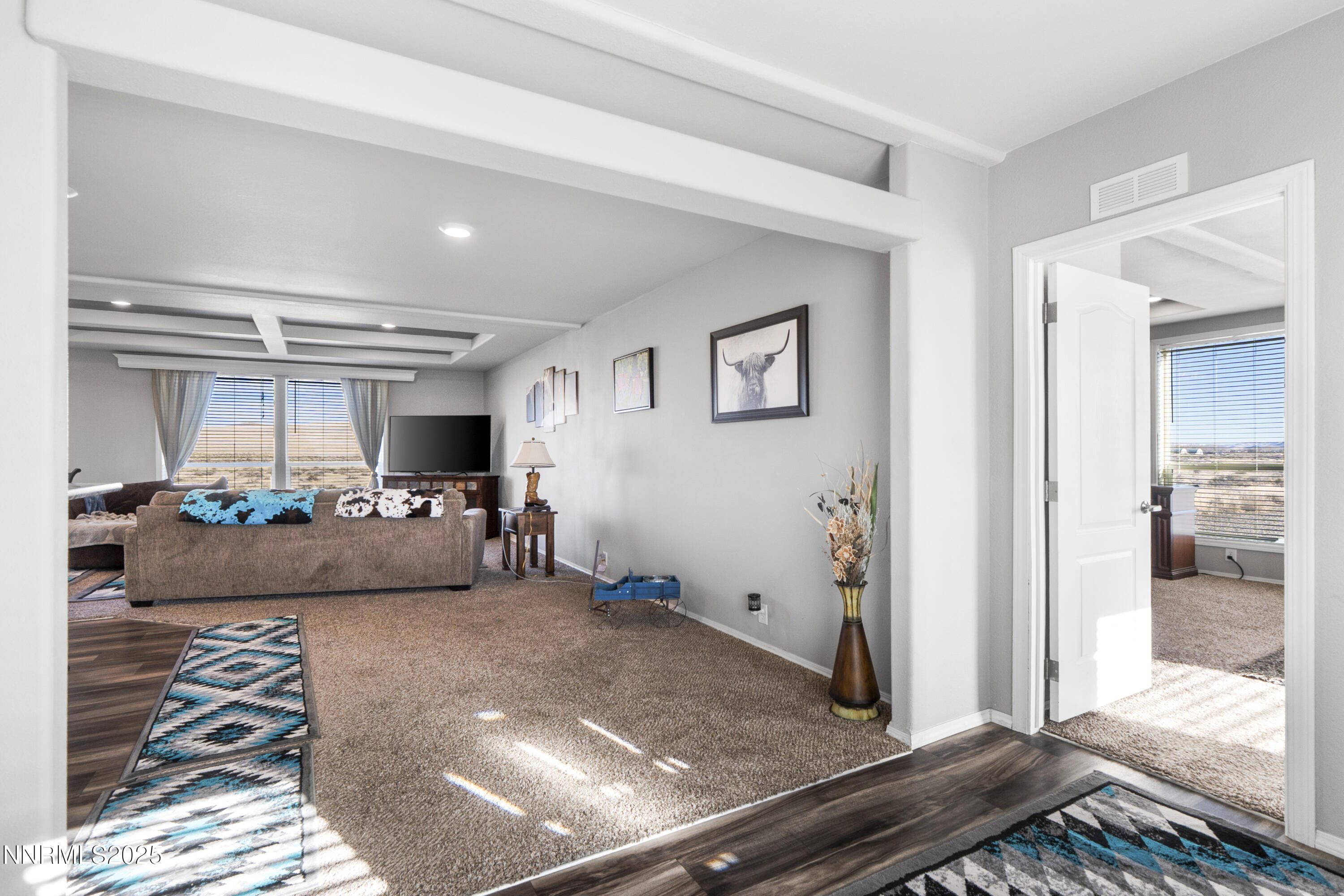 6745 Country Road Winnemucca, NV 89445 - Photo 6 of 50 a living room with furniture