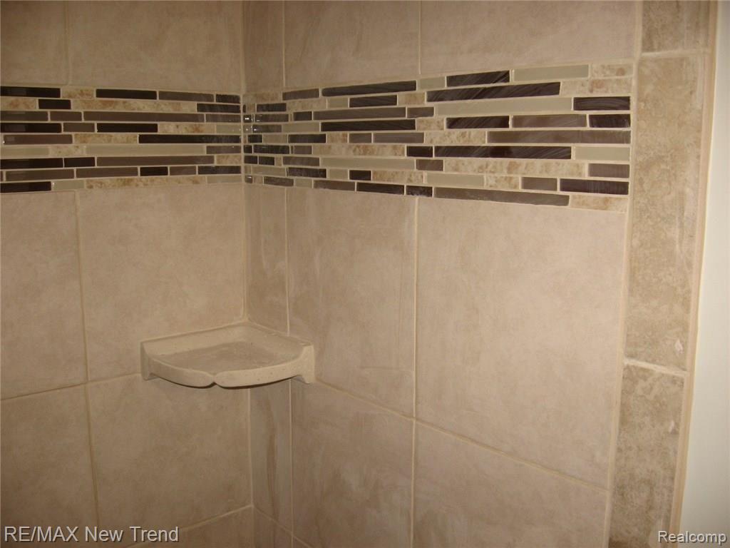 24170 Middlebelt Road New Boston, MI 48164 - Photo 17 of 30 Bathtub surround