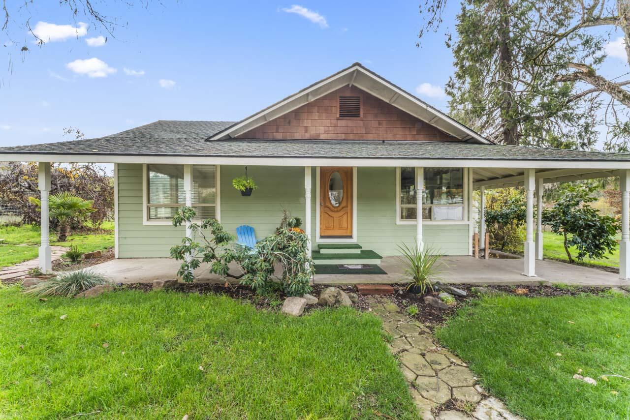 10085 Blackwell Road Central Point, OR 97502 - Photo 29 of 29 a front view of a house with garden