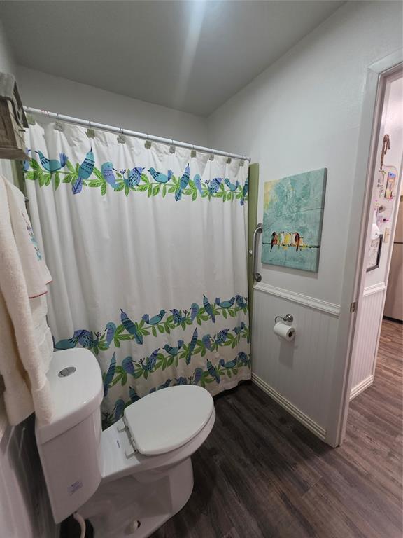 1301 Cliff Drive Graham, TX 76450 - Photo 26 of 38 a bathroom with a toilet sink and tub