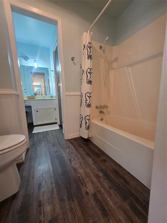 1301 Cliff Drive Graham, TX 76450 - Photo 34 of 38 a bathroom with a toilet a sink and bathtub