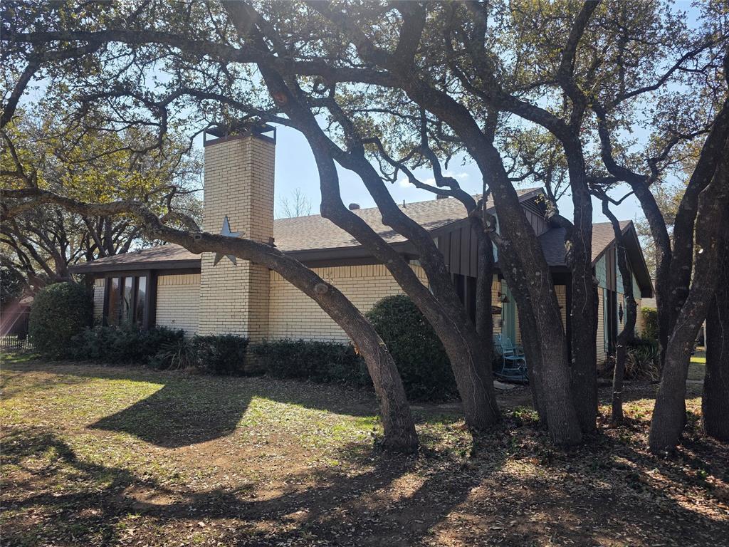 1301 Cliff Drive Graham, TX 76450 - Photo 4 of 38 a view of a house with a yard