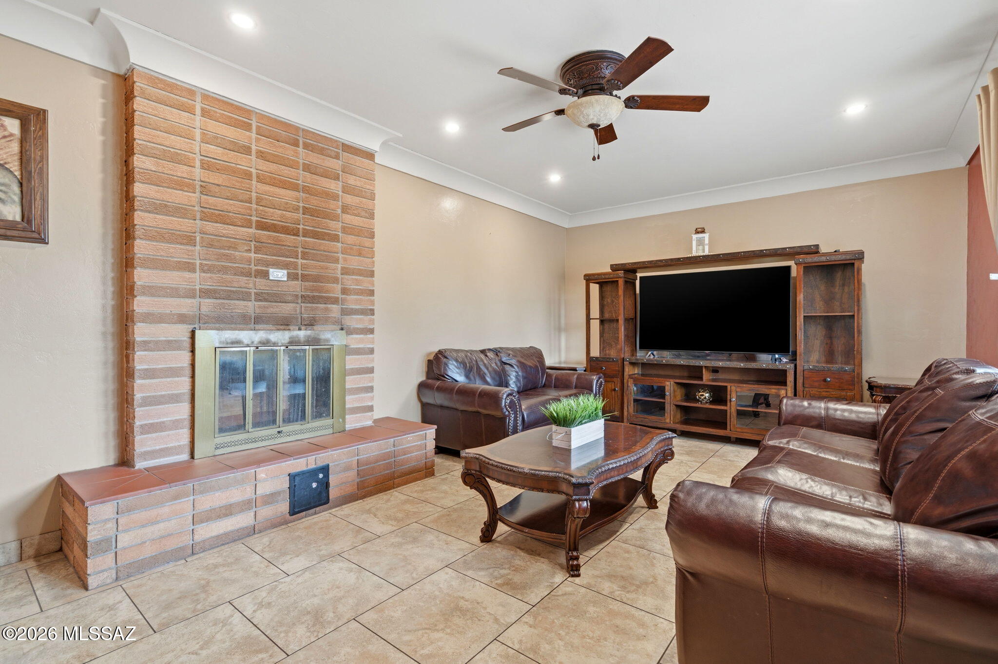 5645 South Caballo Road Tucson, AZ 85746 - Photo 8 of 43 Living room
