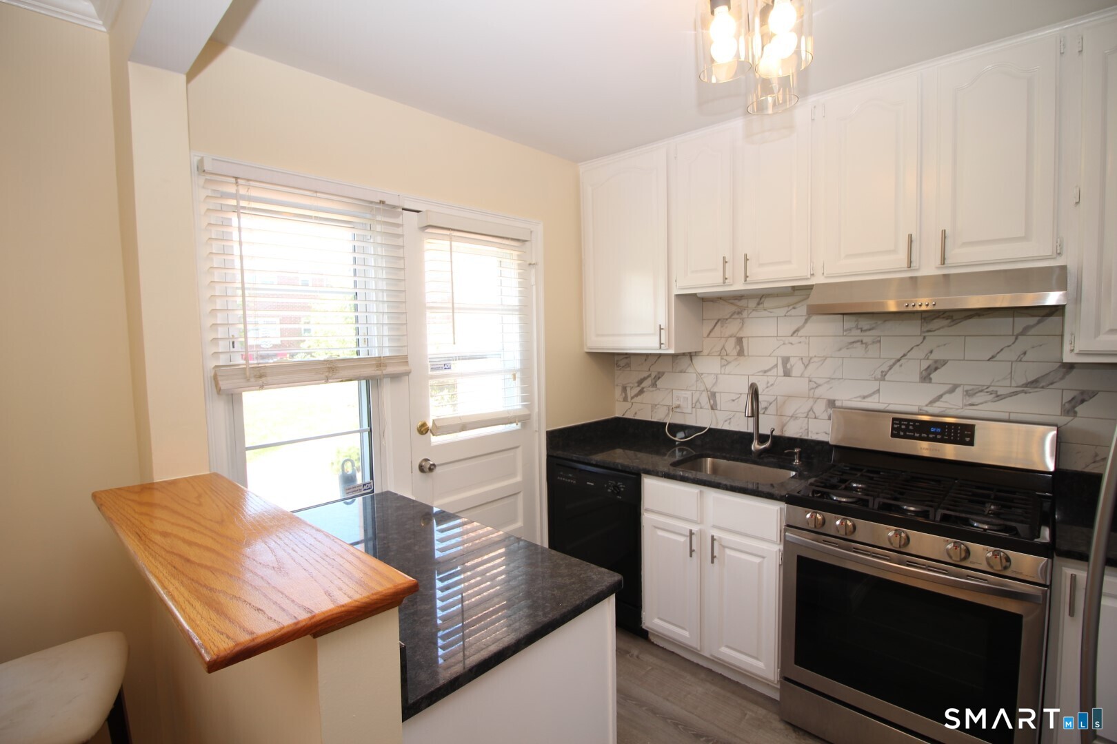 244 Glenbrook Road, Unit 35A Stamford, CT 06906 - Photo 2 of 15 UPDATED KITCHEN