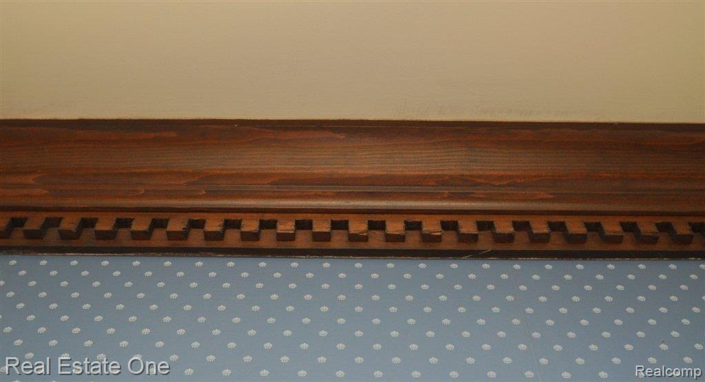 1698 North Kilburn Road Rochester, MI 48306 - Photo 20 of 43 Crown Moldings