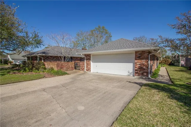 $285,000 | 6 Country Club Drive, Laplace, LA 70068