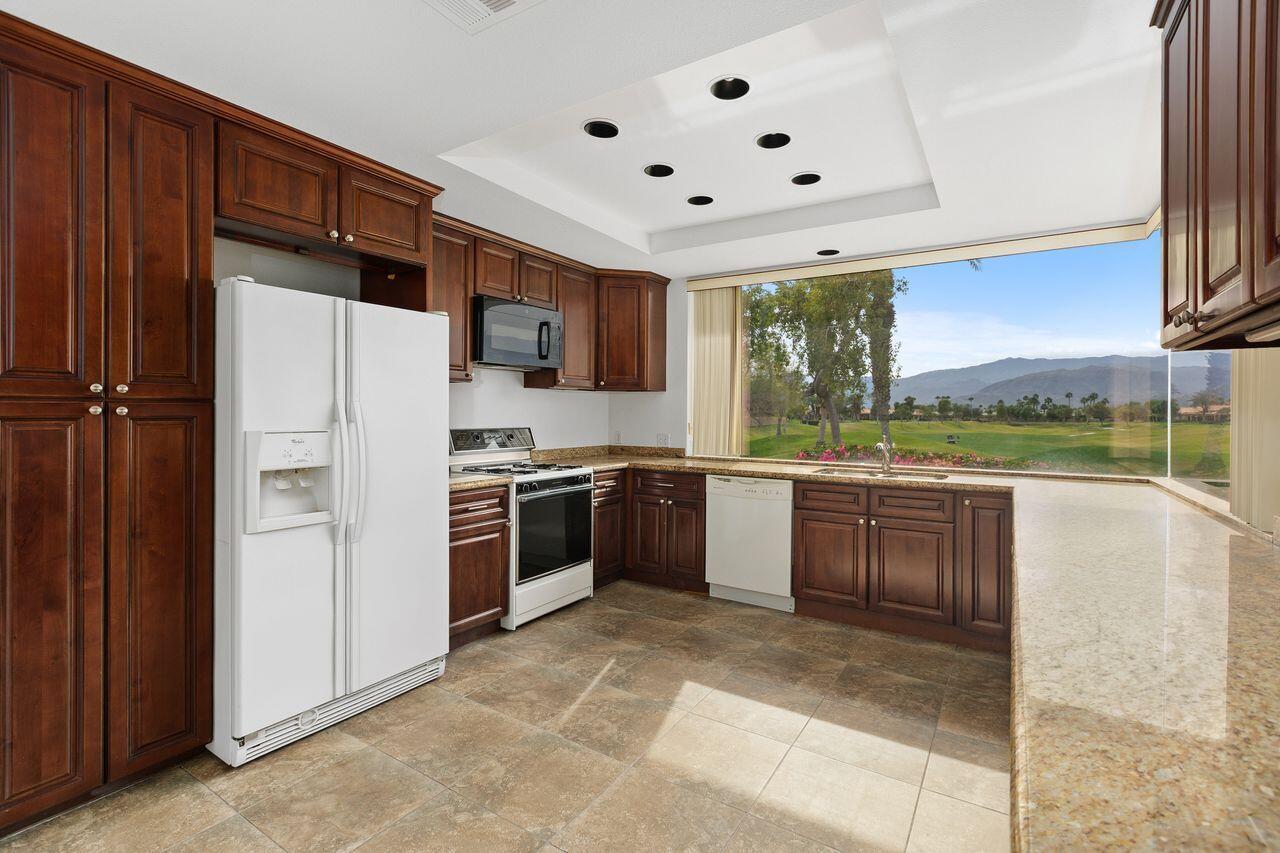 53 Pine Valley Drive Rancho Mirage, CA 92270 - Photo 14 of 50 24_11985846_185949_185949-EI-123