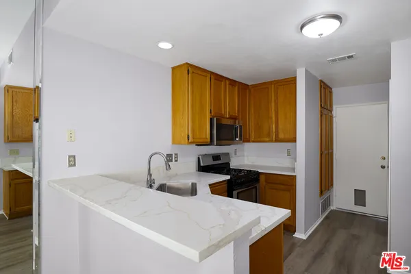 $589,000 | 22911 Banyan Place, Unit 242, Santa Clarita, CA 91390