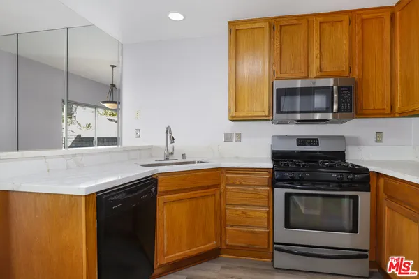 $589,000 | 22911 Banyan Place, Unit 242, Santa Clarita, CA 91390